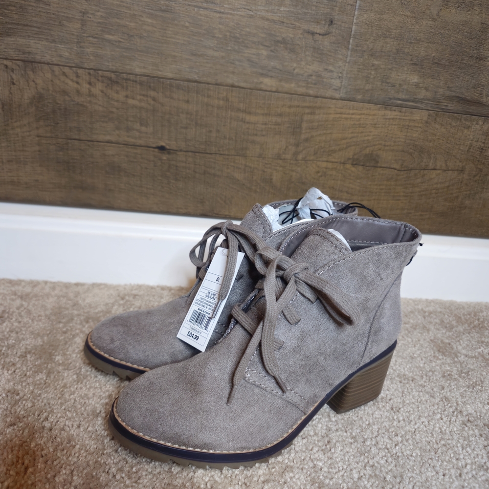 Universal Thread Gray Taupe Suede Women's Ankle Boots Tie Up Size 6.5